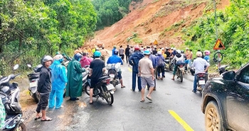 Tạm thông một làn đèo Lò Xo, nguy cơ sạt lở vẫn rất cao
