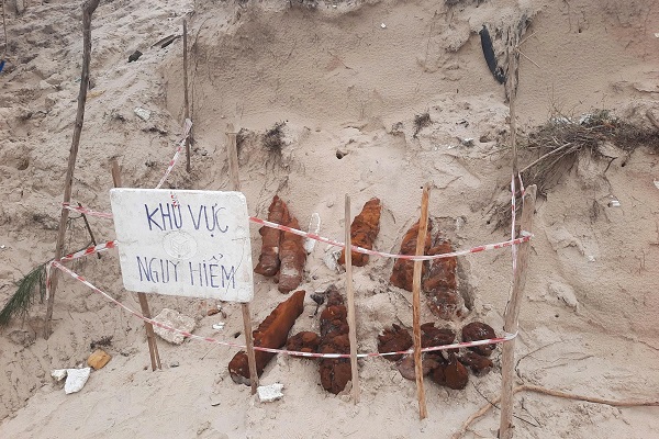 Phát hiện 8 quả bom, mìn tại bờ biển Quảng Trị sau mưa lũ