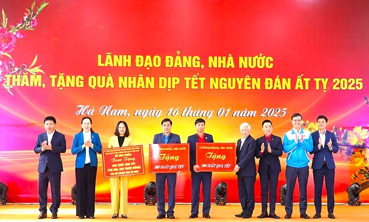 Chủ tịch MTTQ Việt Nam Đỗ Văn Chiến thăm, tặng quà Tết tại tỉnh Hà Nam