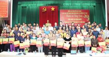 Bộ trưởng Bộ tư pháp Nguyễn Hải Ninh gửi tặng 100 suất quà Tết cho công nhân, lao động nghèo huyện Khánh Vĩnh