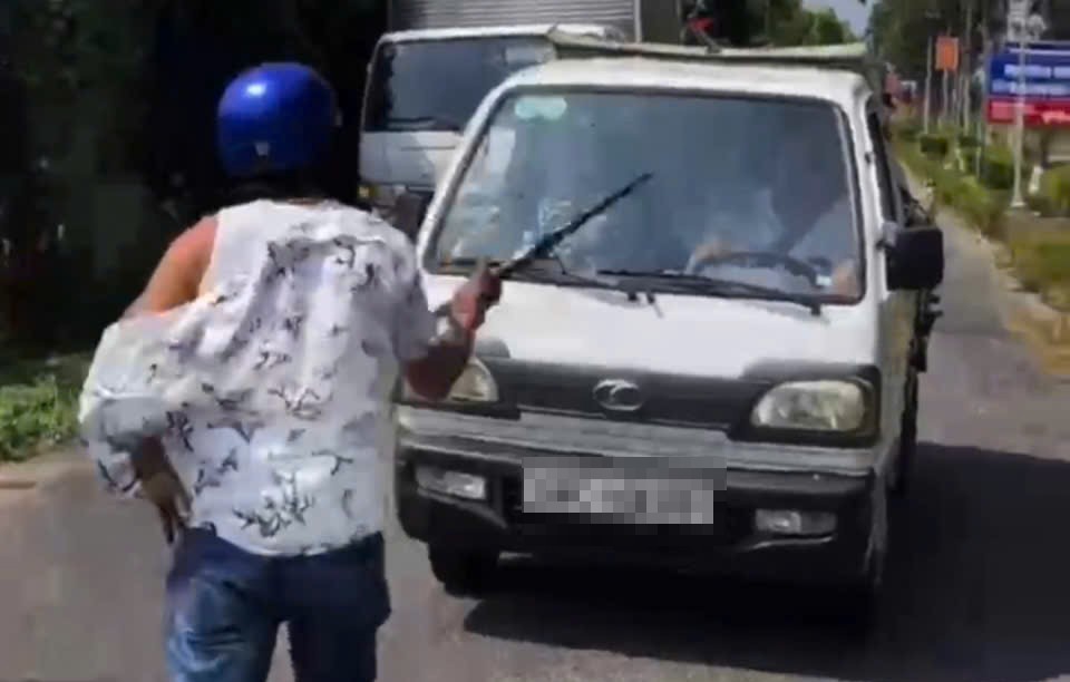Tạm giữ đối tượng chặn đầu ô tô tải, đập phá tài sản
