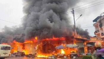 Cháy chợ Trung Môn Tuyên Quang : Nhiều ki - ốt chìm trong biển lửa