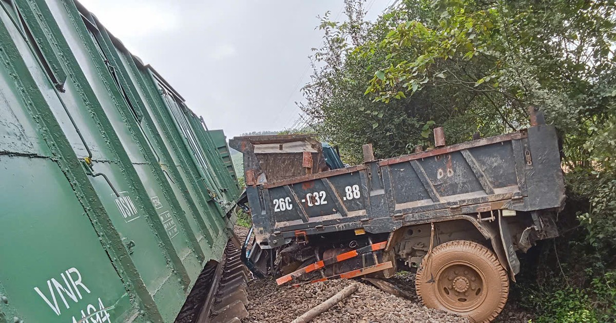 Xe tải biến dạng do va chạm tàu hoả