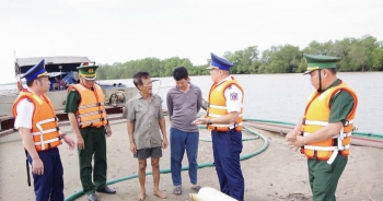 Phát hiện và bắt giữ tàu vận chuyển cát trái phép trên biển Tiền Giang