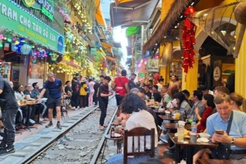 Dừng trải nghiệm phố "cà phê đường tàu" để giữ an toàn cho du khách