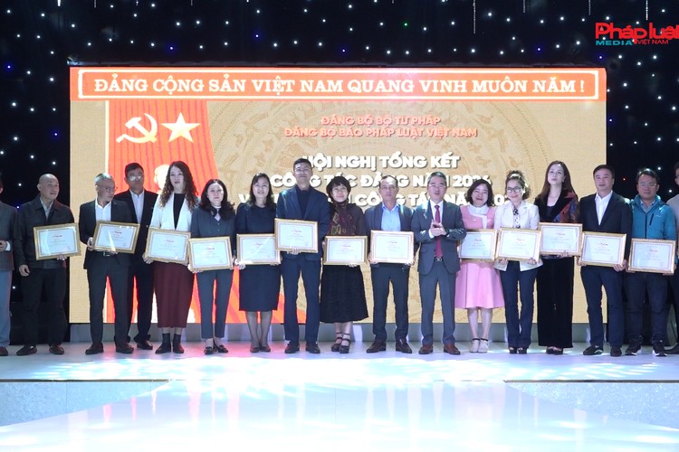 Đảng ủy Báo Pháp luật Việt Nam: Tiếp tục làm tốt công tác phát triển Đảng