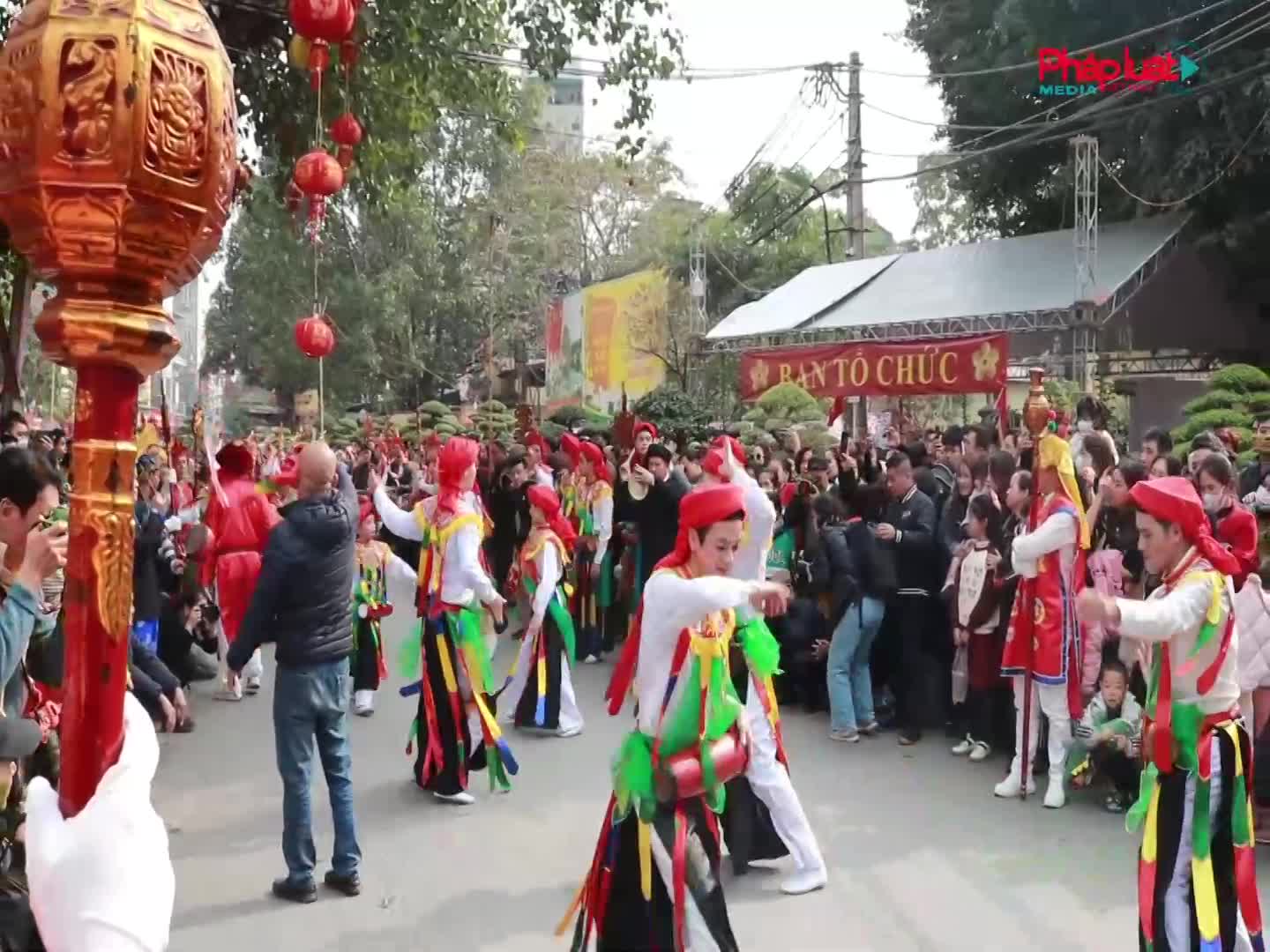 Đầu xuân về hội làng Triều Khúc xem "con đĩ đánh bồng"