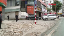 Vỉa hè xuống cấp: "Bẫy" nguy hiểm rình rập người đi bộ