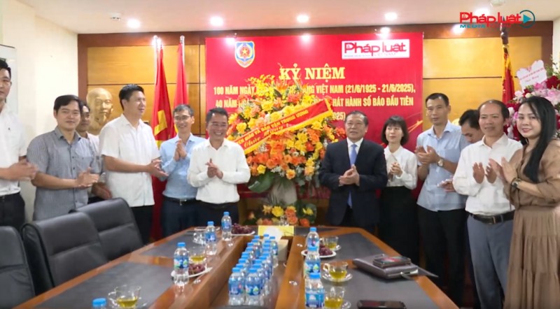 Phó Trưởng ban Thường trực Ban Tuyên giáo và Dân vận Trung ương chúc mừng Báo Pháp luật Việt Nam