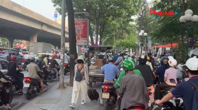 Hà Nội - Nhiều xe máy vi phạm, ngang nhiên đi lên vỉa hè vào giờ cao điểm