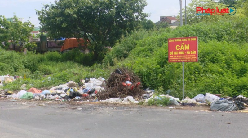 Đổ trộm rác thải gần khu dân cư, trường học gây ảnh hưởng đến cuộc sống, sinh hoạt của người dân