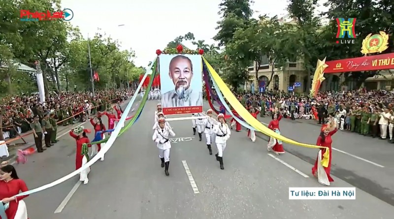 Công an TP Hà Nội diễu hành chào mừng “Ngày hội vì Thủ đô bình yên”