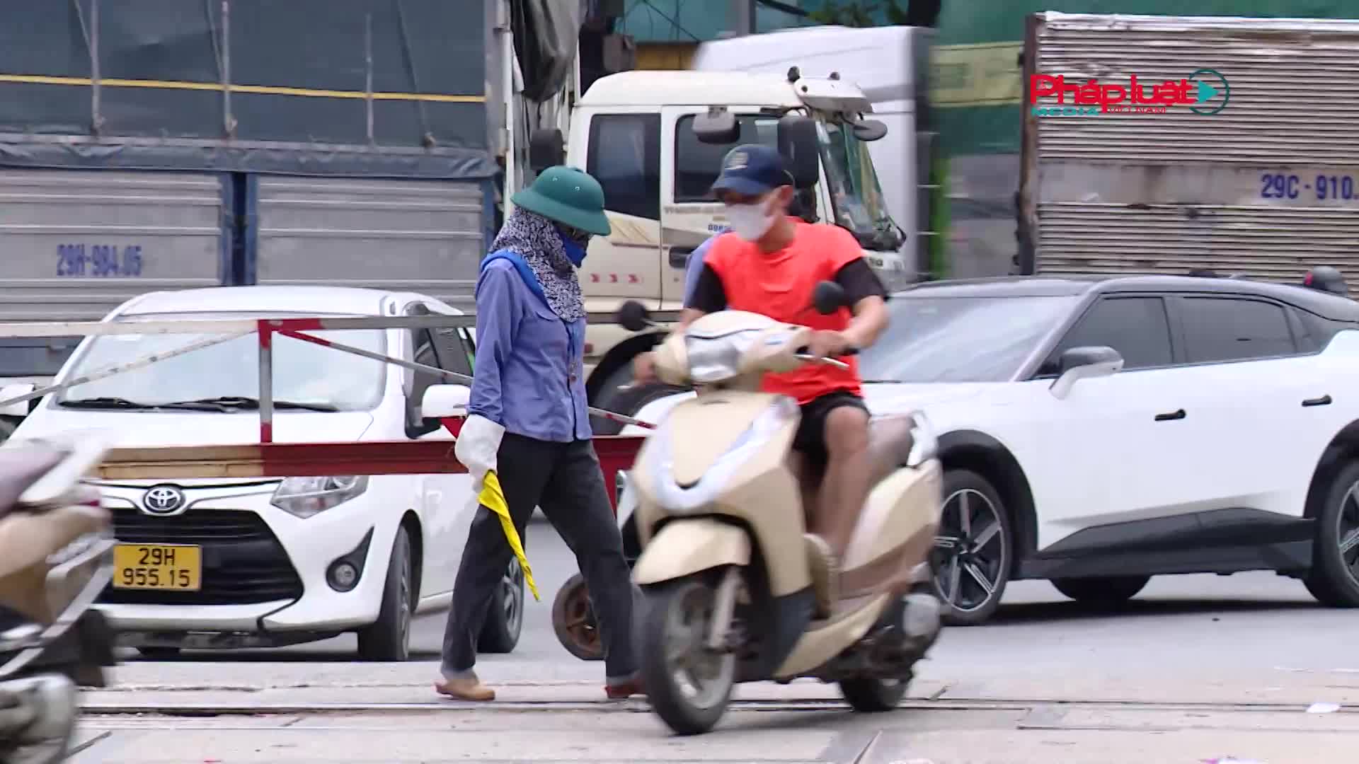 Hà Nội: Cảnh báo tình trạng phương tiện giao thông cố tình vượt rào chắn đường sắt