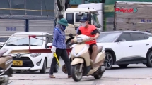 Hà Nội: Cảnh báo tình trạng phương tiện giao thông cố tình vượt rào chắn đường sắt