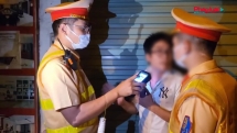 Chống đối kiểm tra nồng độ cồn, tài xế livestream gây bức xúc giữa đêm ở Hà Nội
