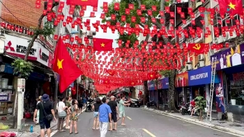 Sắc cờ Tổ quốc phủ kín Thủ đô