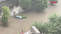 Hà Nội: Mưa lớn kéo dài, nhiều ô tô ngập sâu trong biển nước