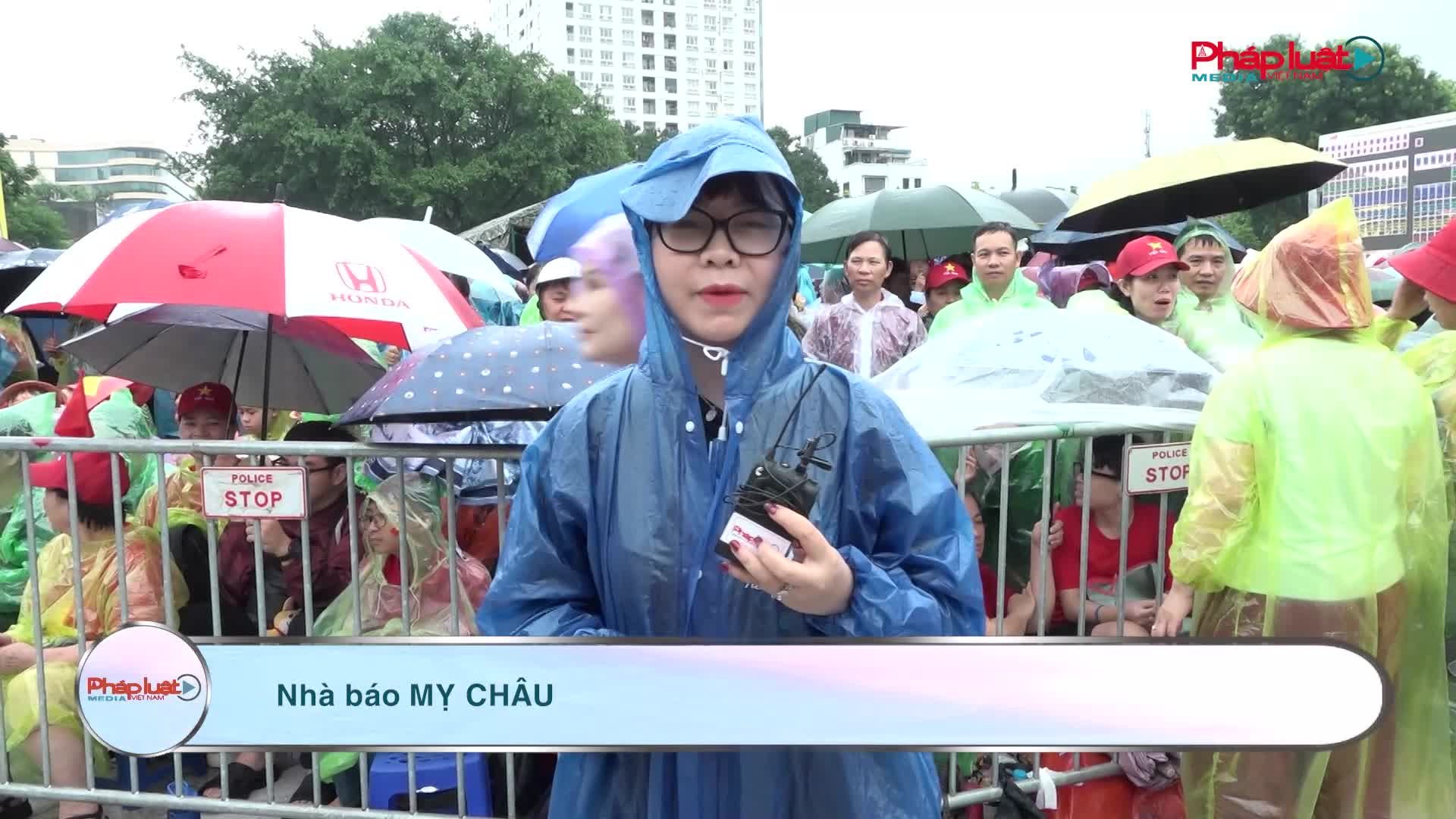Người dân Thủ đô đội mưa “giữ chỗ đẹp” chờ sơ duyệt diễu binh, diễu hành tối 27/8