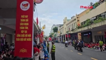 Thủ đô Hà Nội rợp sắc cờ hoa, người dân nô nức chờ sơ duyệt A80