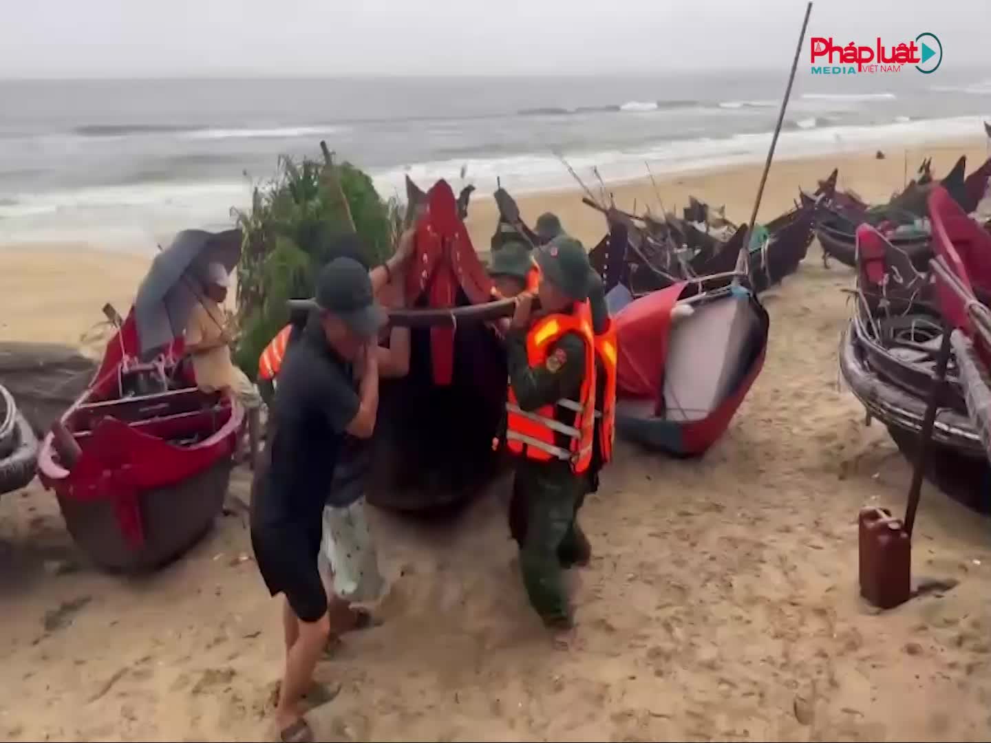 TP Huế: Lực lượng công an – biên phòng căng mình ứng phó, hỗ trợ người dân trong mưa bão số 10
