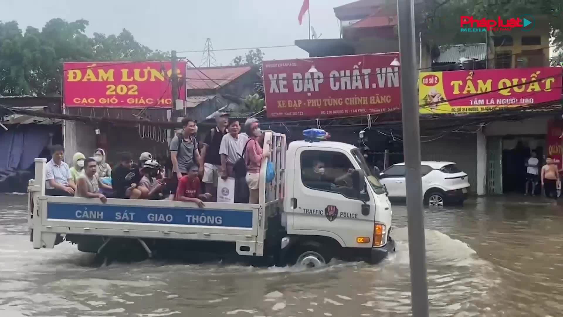 CSGT Hà Nội khẩn cấp ứng cứu, đảm bảo an toàn tại các điểm ngập