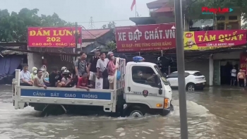 CSGT Hà Nội khẩn cấp ứng cứu, đảm bảo an toàn tại các điểm ngập