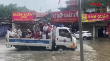 CSGT Hà Nội khẩn cấp ứng cứu, đảm bảo an toàn tại các điểm ngập