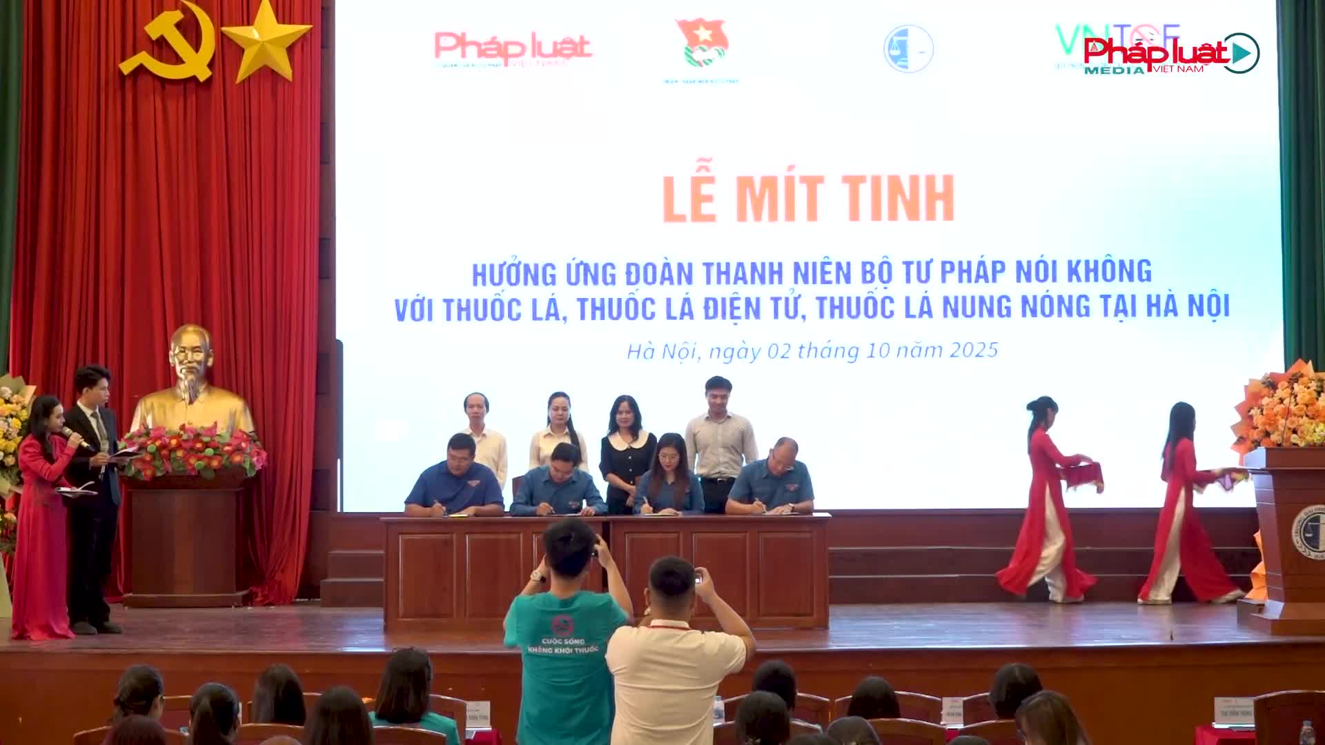 Sinh viên ngành Tư pháp tiên phong nói không với thuốc lá thế hệ mới