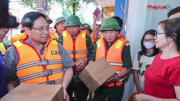 Thủ tướng trực tiếp thăm hỏi người dân tại vùng lũ Thái Nguyên, chỉ đạo đẩy nhanh khắc phục hậu quả