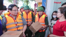 Thủ tướng trực tiếp thăm hỏi người dân tại vùng lũ Thái Nguyên, chỉ đạo đẩy nhanh khắc phục hậu quả