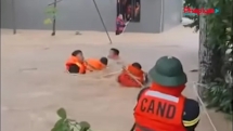 Bắc Ninh: Giải cứu thành công 11 người dân bị mắc kẹt giữa dòng nước lũ