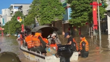 Công an xã Trung Giã, Đa Phúc giúp dân di dời cứu lúa ngập úng (bị ảnh hưởng bởi bão)