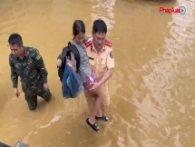 Công an xã Trung Giã, Đa Phúc giúp dân di dời cứu lúa ngập úng (bị ảnh hưởng bởi bão)