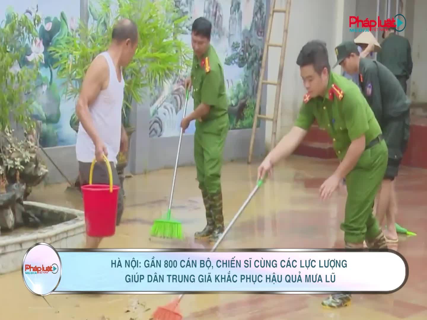 Hà Nội: Gần 800 cán bộ, chiến sĩ cùng các lực lượng giúp dân Trung Giã khắc phục hậu quả mưa lũ
