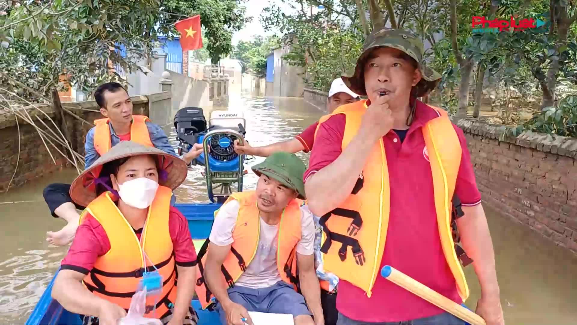 Ngoại thành Hà Nội những ngày ngập sâu - Ấm tình người trong cơn lũ dữ