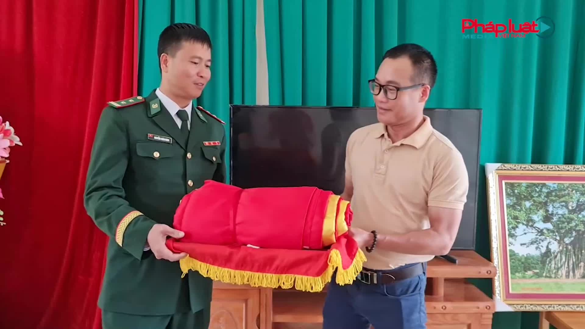 Có hẹn với Tuyên Quang: Báo Pháp luật Việt Nam trao tặng xe đạp cho con nuôi đồn Biên phòng