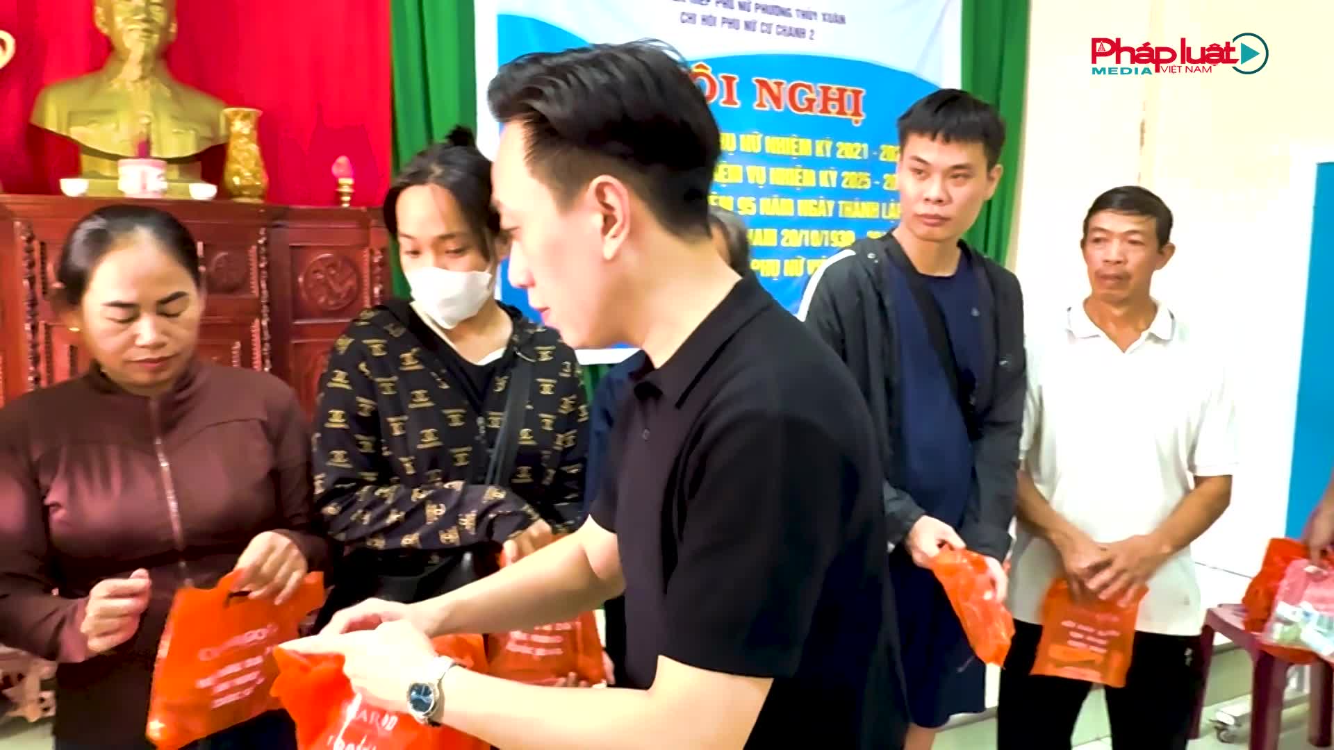 Báo Pháp luật Việt Nam trao gần 300 triệu đồng hỗ trợ người dân vùng lũ Huế