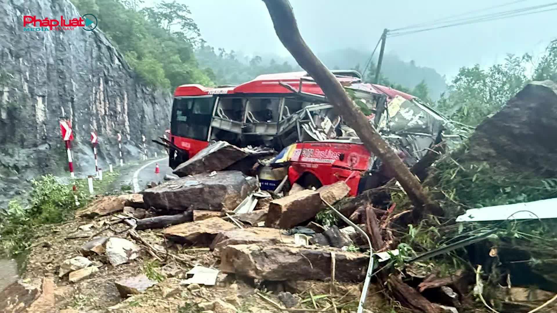 Khánh Hòa: Sạt lở núi đè ôtô khách, 6 người chết, nhiều người bị thương