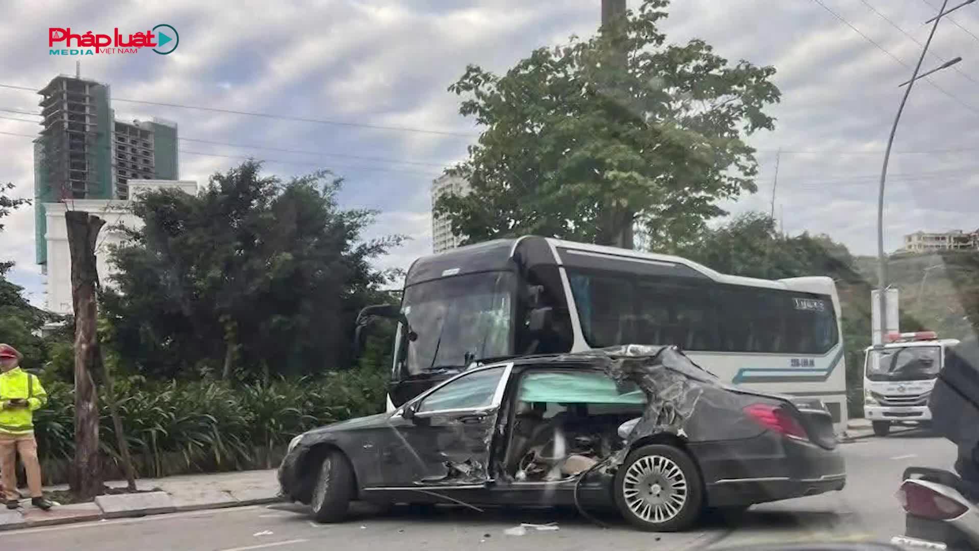 Xe Maybach S600 nát bét sau cú tông xe khách đỗ ven đường