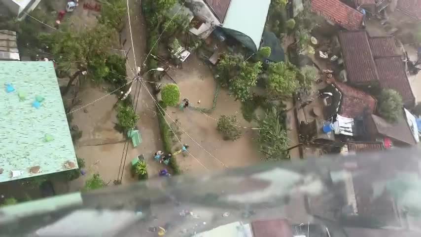 Trực thăng quân đội tiếp cận được một điểm cô lập, thả hàng cứu dân