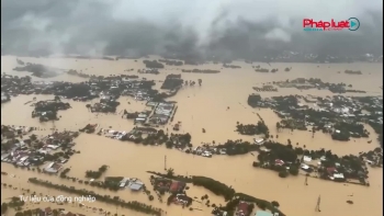 Trực thăng Mi -17 sẵn sàng bay cứu trợ đồng bào vùng lũ Đắk Lắk
