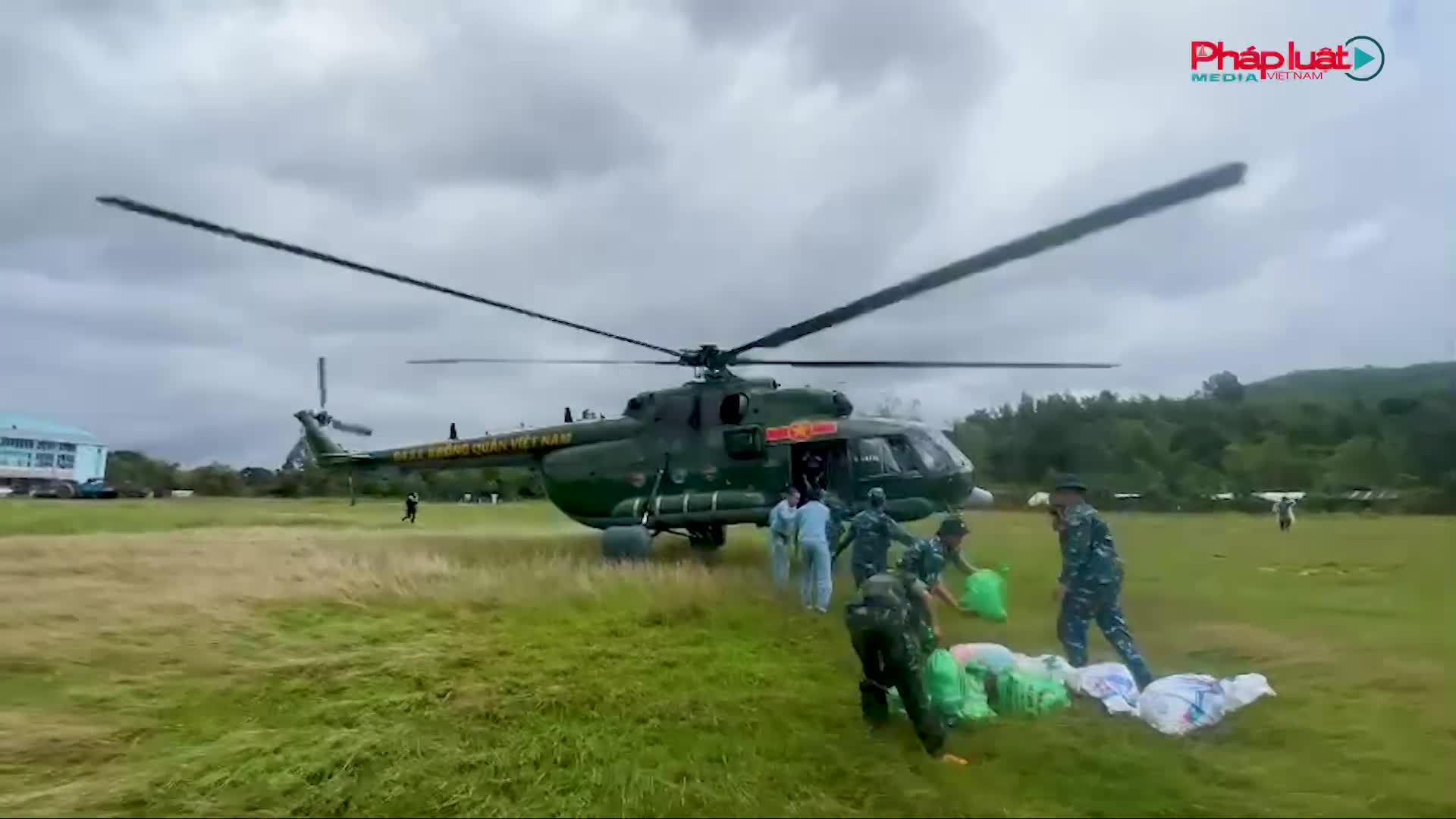 Trung đoàn Không quân 917: Kỳ tích bay cứu trợ 7 chuyến một ngày