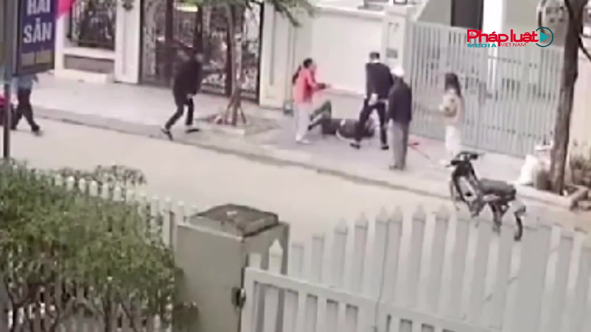 Xã An Khánh, Hà Nội: Xôn xao clip người đàn ông bị tông xe và đánh hội đồng rất dã man giữa phố