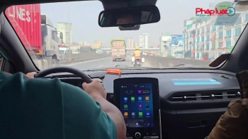 Cảnh sát giao thông Hà Nội mở đường, hỗ trợ xe chở sản phụ đến bệnh viện an toàn