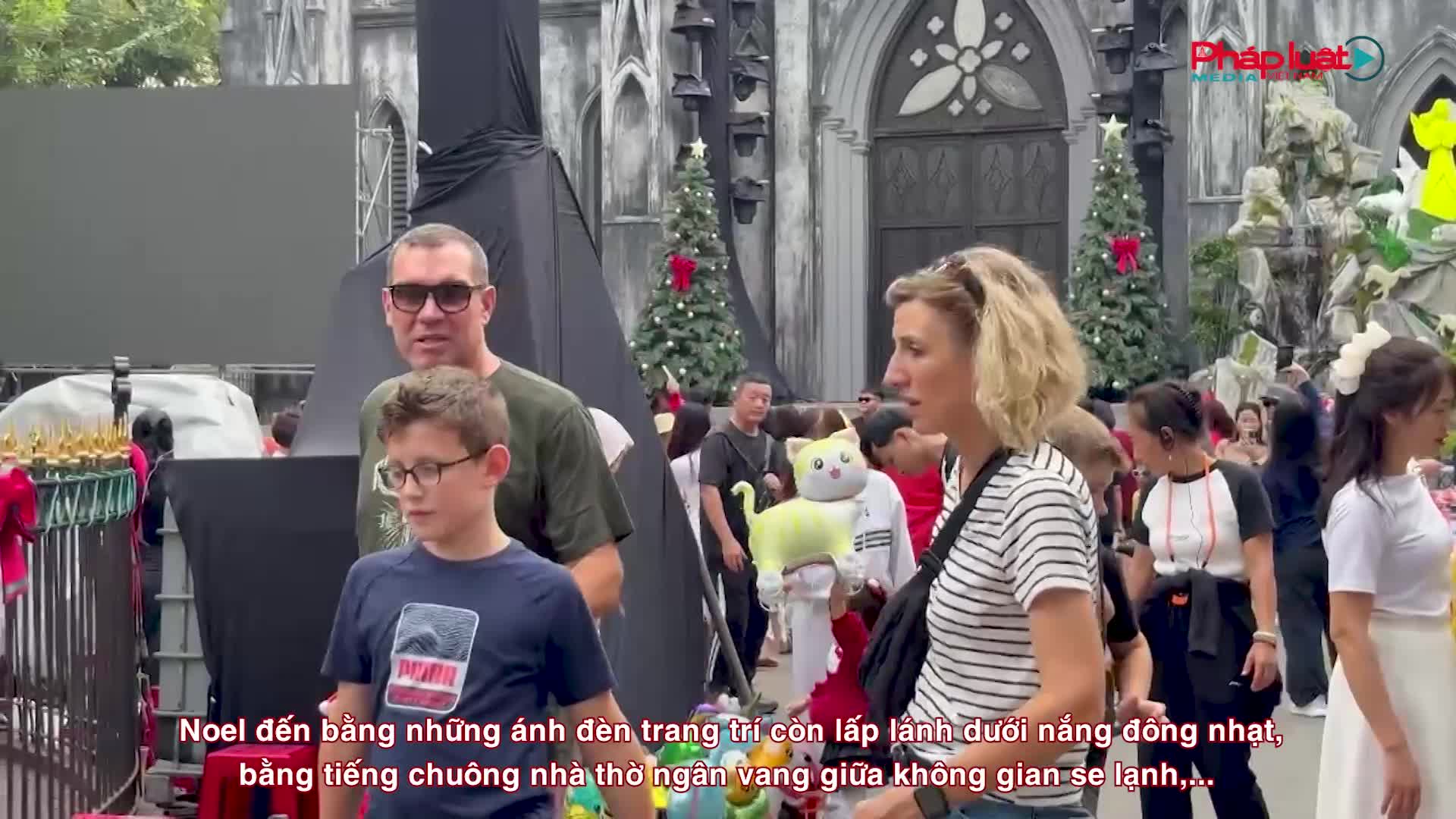 Giáng sinh gõ cửa, không khí rộn ràng khắp phố phường Thủ đô