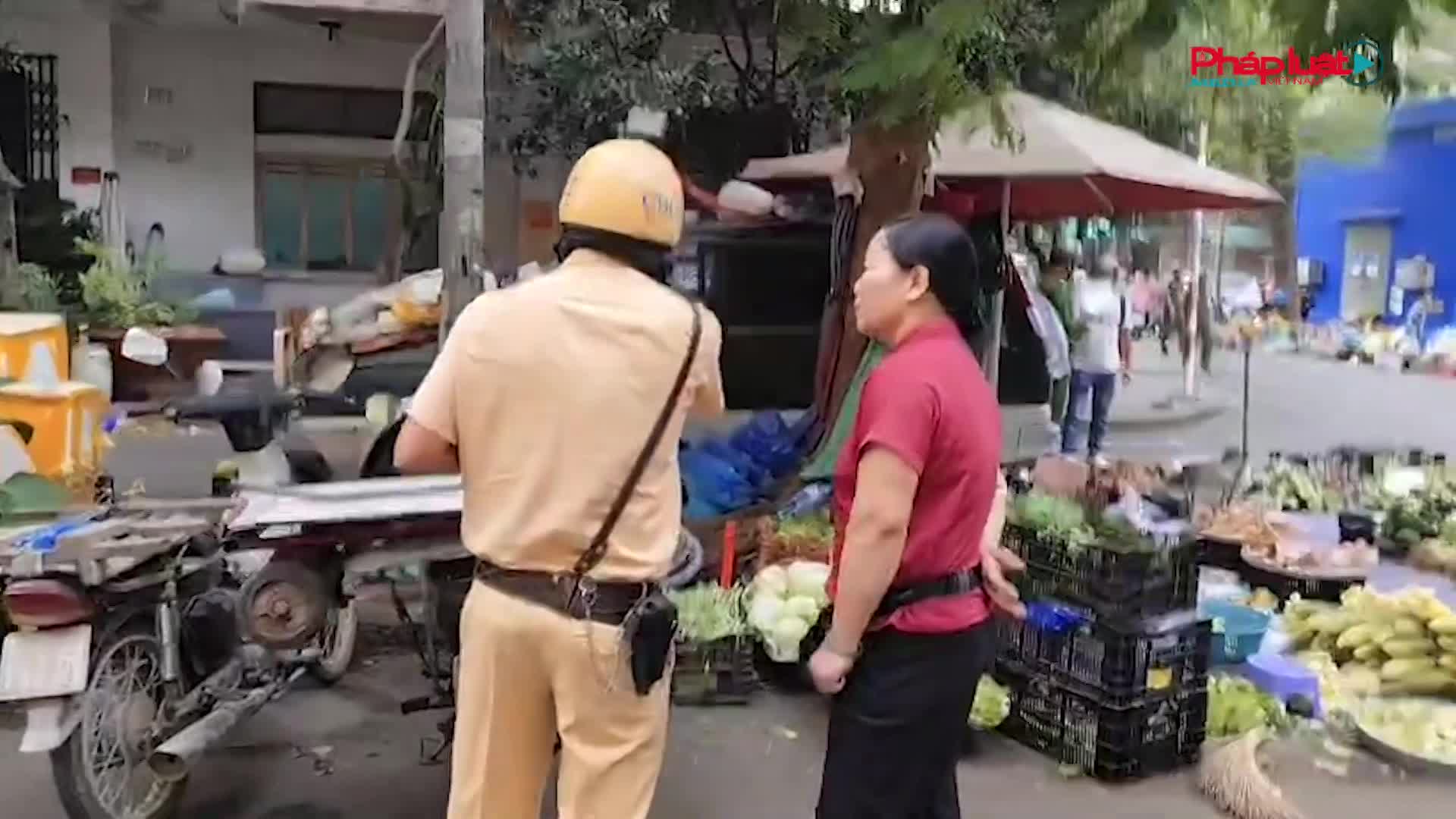 Lực lượng chức năng tại TP Hồ Chí Minh quyết liệt xử lý tình trạng lấn chiếm vỉa hè, lòng đường