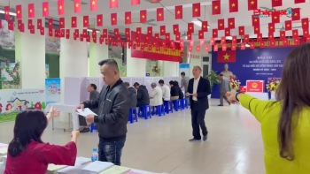 Cử tri trẻ hào hứng trong ngày hội non sông