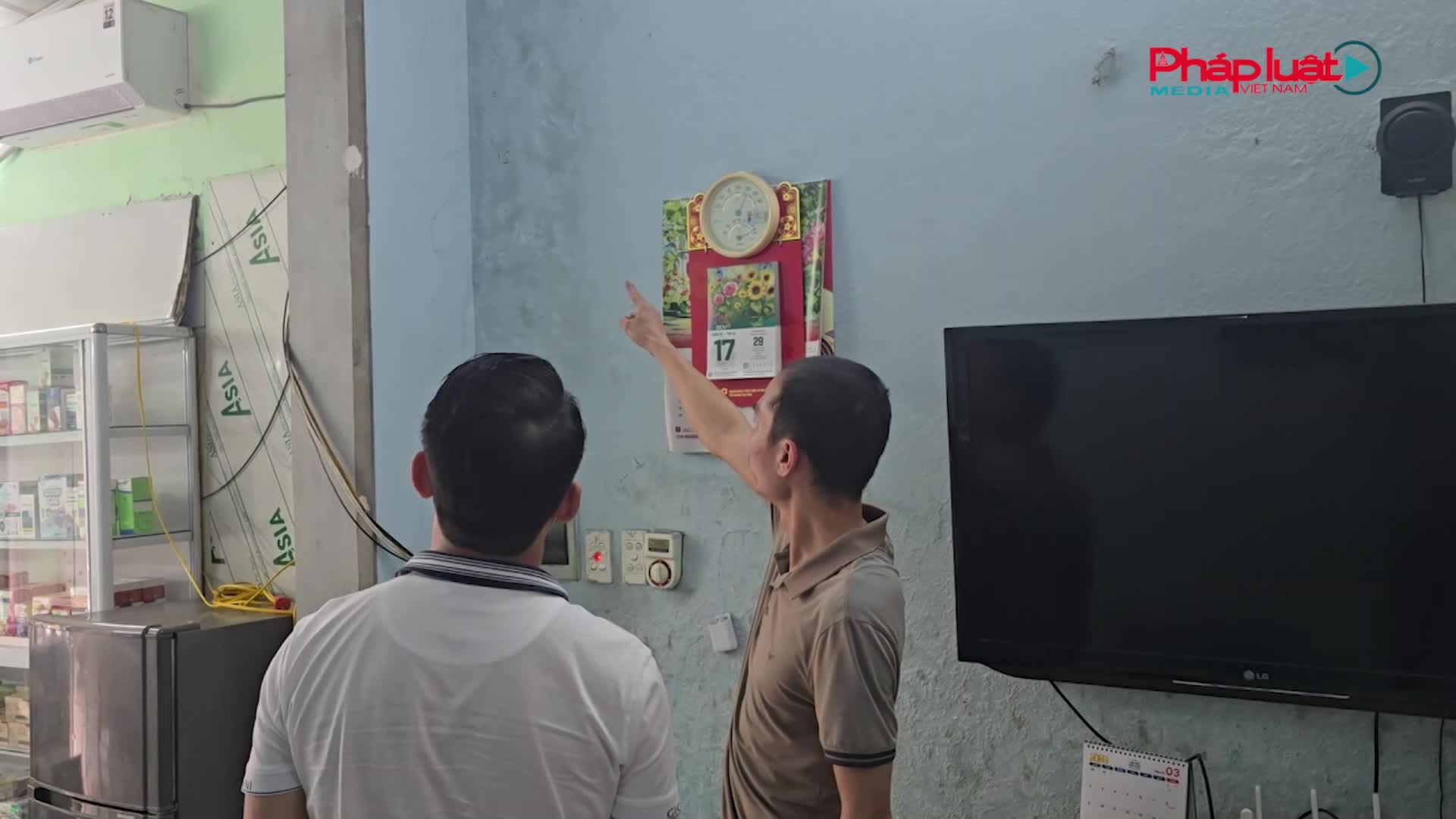 Hà Nội: Bất an vì công trình xây dựng của hàng xóm làm tường nhà mình nứt