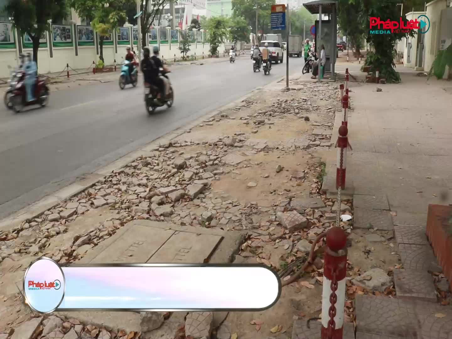 Vỉa hè nát bươm đánh đố người đi bộ