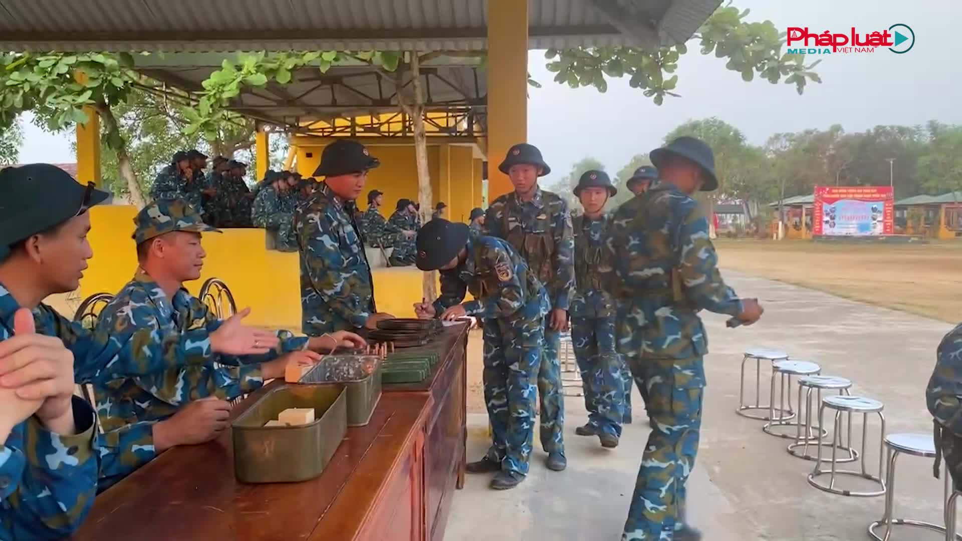 Chiến sĩ mới Sư đoàn 372 tự tin bắn đạn thật súng tiểu liên AK bài 1